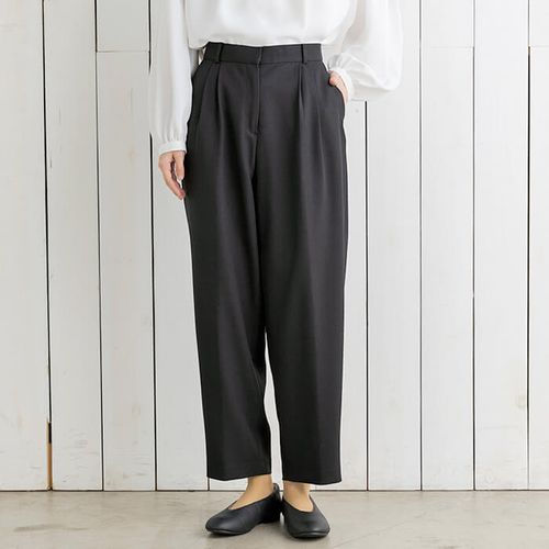 襟ぐりのビジューがポイントのセットアップ 7号・ブラック｜東京