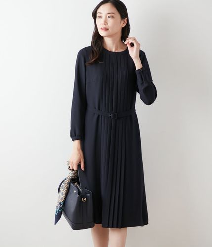 ウォッシャブル】ライトサテン 長袖フロントプリーツワンピース