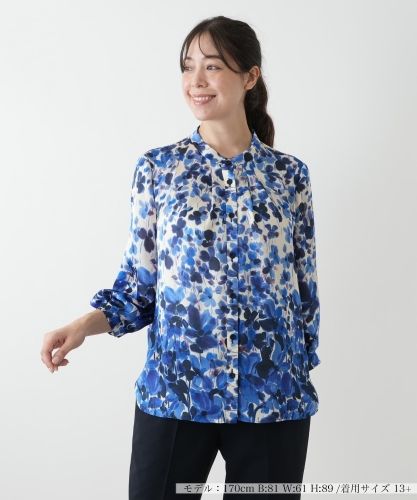 店舗人気】【ウォッシャブル】フラワー柄ハイネックブラウス【プラス