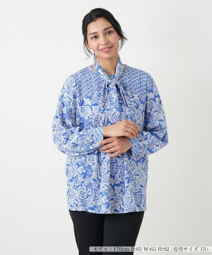 店舗人気】【ウォッシャブル】フラワー柄ハイネックブラウス【プラス