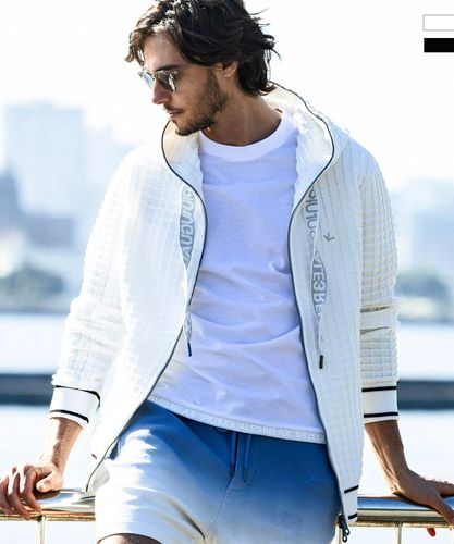 1PIU1UGUALE3 RELAX(ウノピゥウノウグァーレトレ リラックス)3ロゴワッ