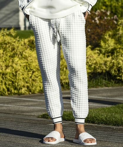 1PIU1UGUALE3 RELAX(ウノピゥウノウグァーレトレ リラックス)3ロゴ