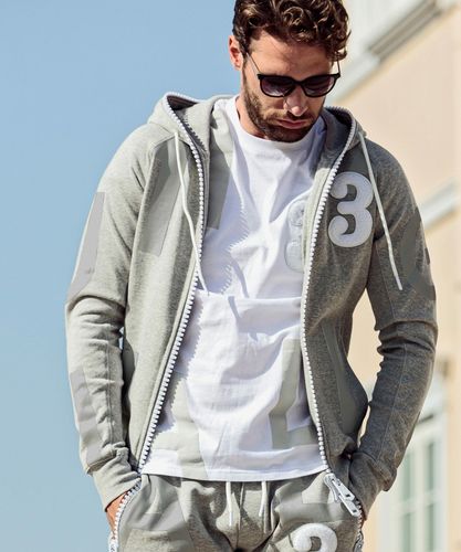 1PIU1UGUALE3 RELAX(ウノピゥウノウグァーレトレ リラックス)3ロゴワッ