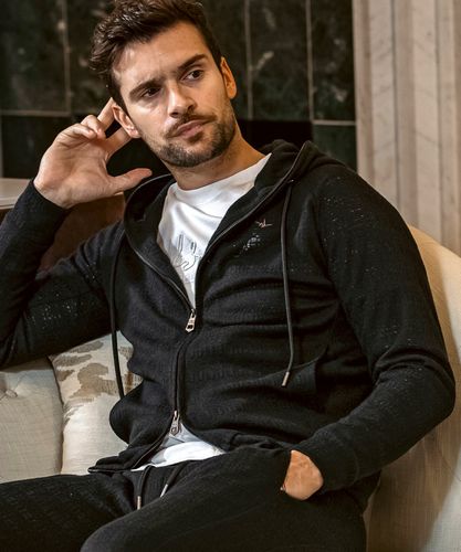 1PIU1UGUALE3 RELAX(ウノピゥウノウグァーレトレ リラックス)3ロゴ