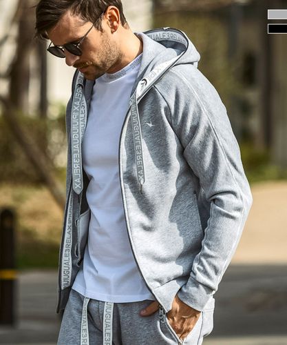 1PIU1UGUALE3 RELAX(ウノピゥウノウグァーレトレ リラックス)3ロゴワッ