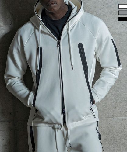 1PIU1UGUALE3 RELAX(ウノピゥウノウグァーレトレ リラックス)3ロゴワッ