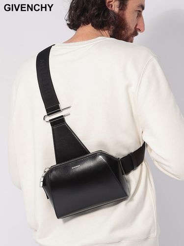 Salvatore Ferragamo (サルヴァトーレフェラガモ) エンボスガンチーニ