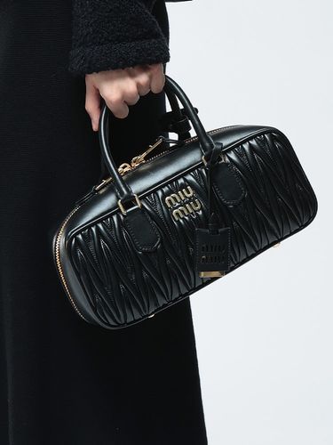 BOTTEGA VENETA (ボッテガ・ヴェネタ) イントレチャート レザー