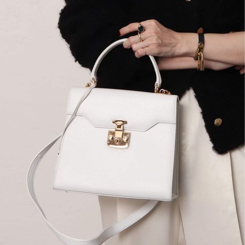 【GUCCI】レア❦入手困難❦ホワイト クラッチバッグ チェーンハンドル GUCCI】レア❦入手困難❦ホワイト クラッチバッグ チェーンハンドル