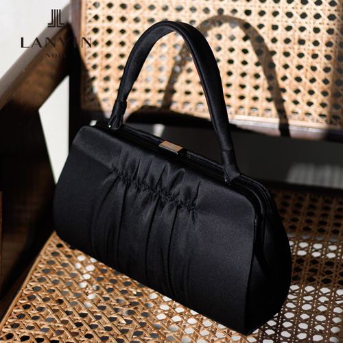 ギャザーデザインの口金バッグ・ブラック｜東京ソワールオンラインストア