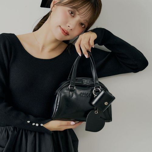 赤いバックの少女 REVIVAL/WEB限定】チャーム付ミニボストンバッグ | Chico(チコ