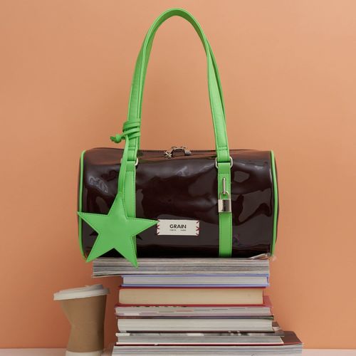 GRAIN/グレイン】スターチャーム付きエナメルロールボストンバッグ