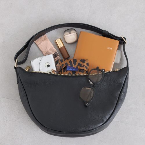 美品☆RIVE DROITE カーブボディバッグ レザー　ブラック　リヴドロワ RIVE DROITE（リヴドロワ）の「カーブボディバッグ（ボディバッグ