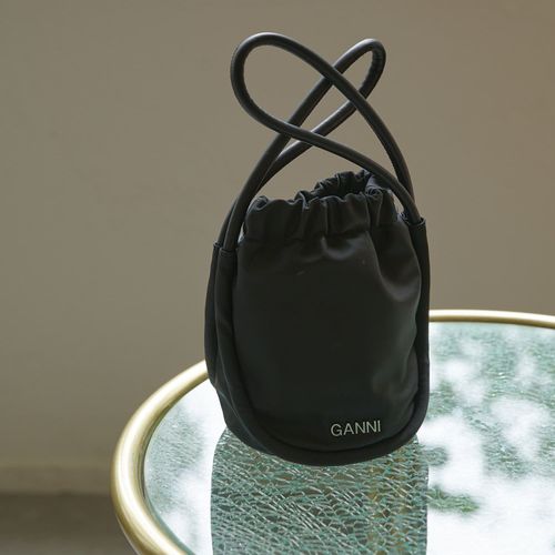洗練されたデザイン◆GANNI◆ナイロン ロゴ ハンドバッグ GANNI ガニー バッグ レディース 2WAYトート/ショルダーバッグ