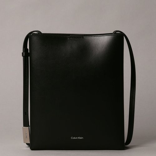 ★送料・関税込★ ★カルバンクライン クロスボディ 関税込】Calvin Klein○カルバンクライン クロスボディバッグ