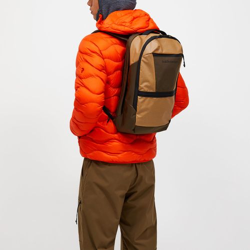 FW25新着】コミューター バックパック 18.5L – ピーク