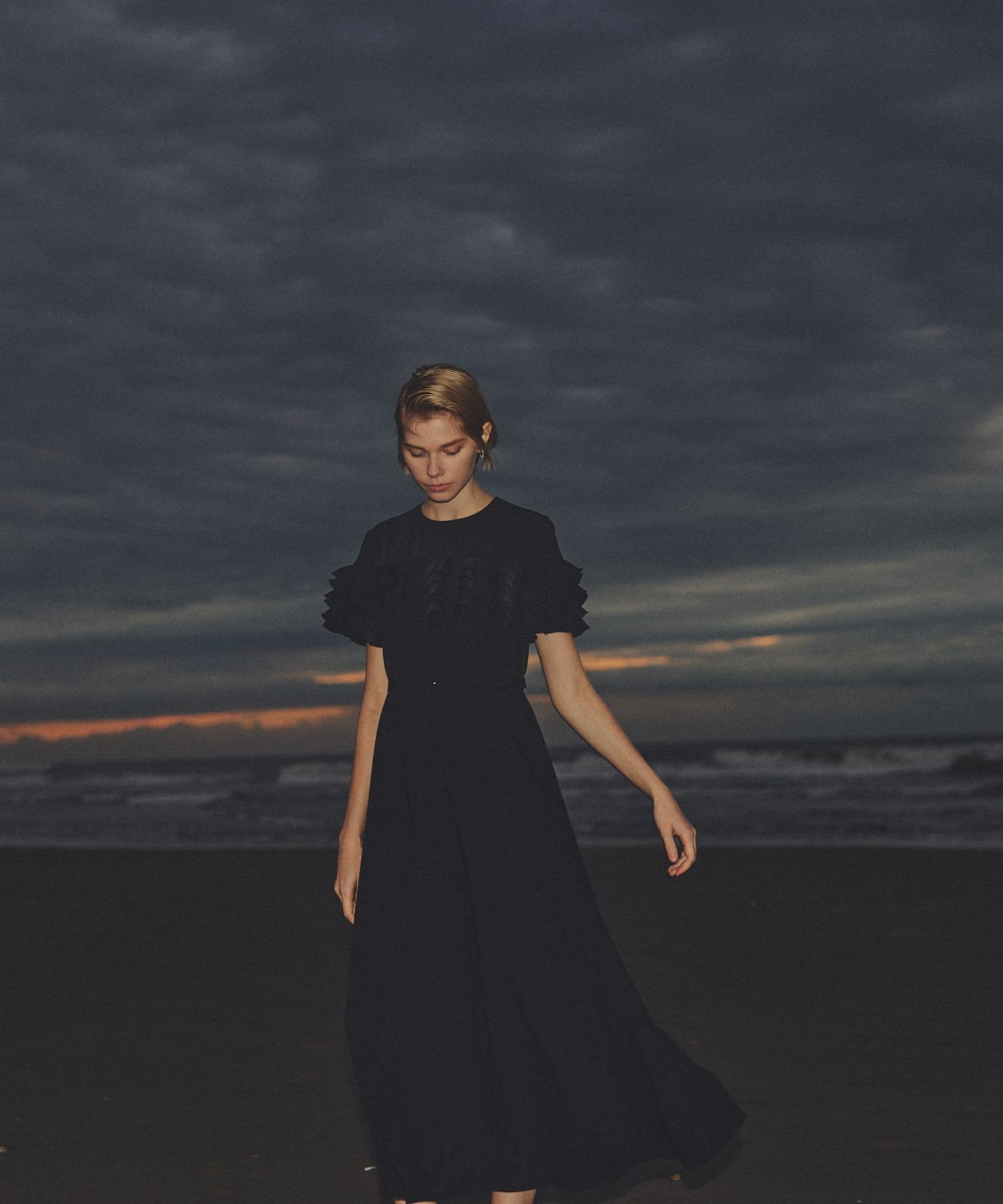 LOULOU WILLOUGHBY】ラッフルコサージュワンピース|allureville